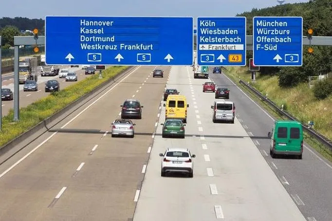 Autobahn bez stresu: zasady jazdy po niemieckich autostradach