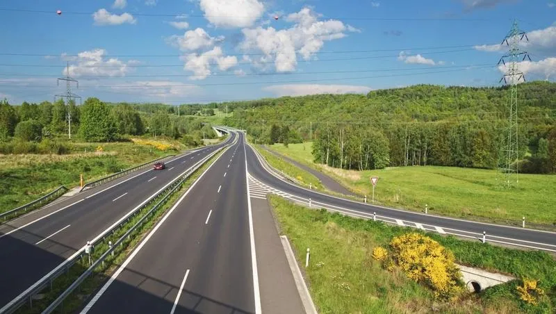 Autostrada czy ekspresówka: Kluczowe różnice w prędkości, opłatach i oznakowaniu