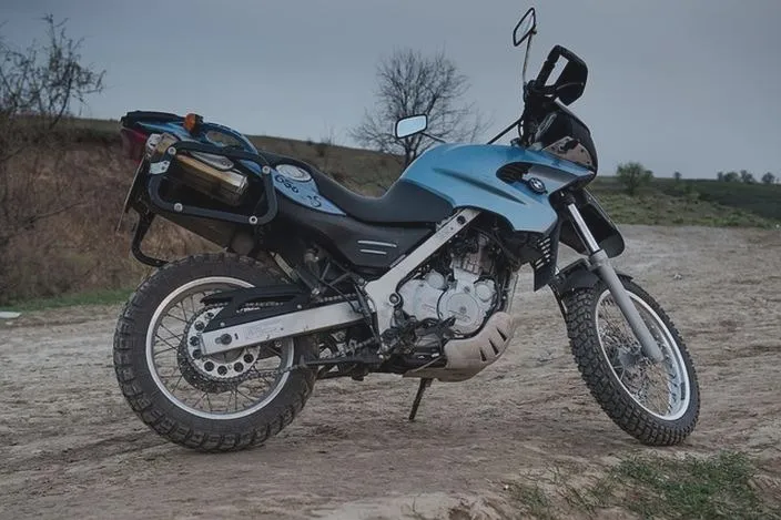 Ile kosztuje przerejestrowanie motoroweru? Opłaty, dokumenty i ukryte koszty