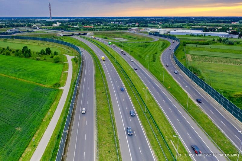 Ile można jechać na autostradzie? Limity, opłaty i mandaty
