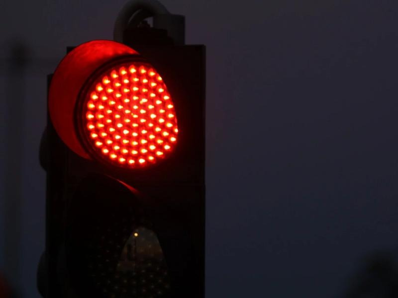 Mandat za czerwone światło – ile punktów i jaka kara grozi kierowcy?