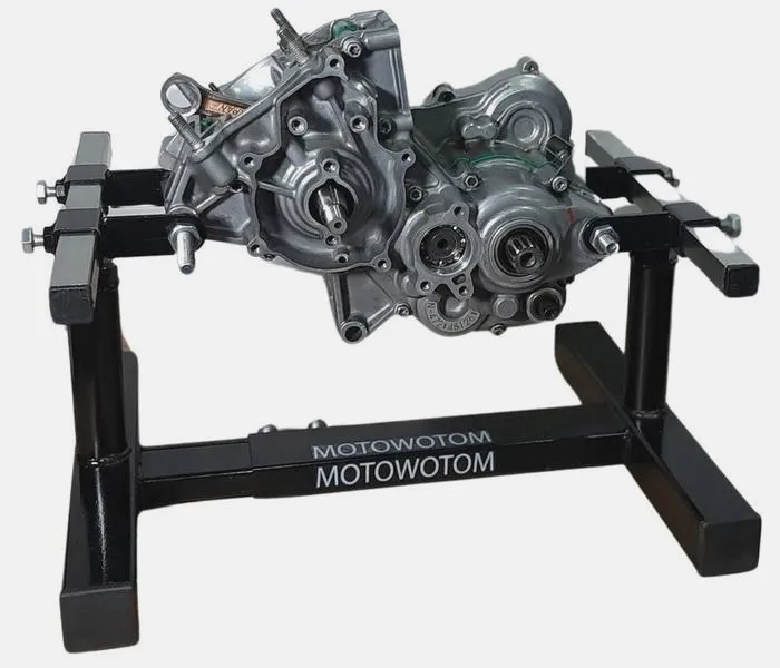 Metaliczny stuk w motocyklu pod obciążeniem – przyczyny i diagnoza
