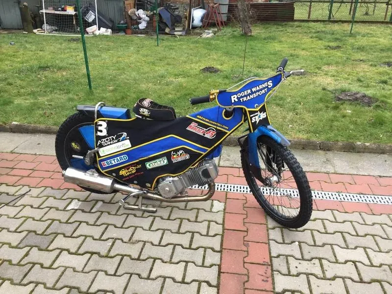 Motocykl żużlowy: jak działa bez hamulców — mechanika i ryzyko 2026