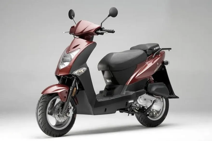 Motorower: jakie prawo jazdy, ile kosztuje i czym różni się od skutera?