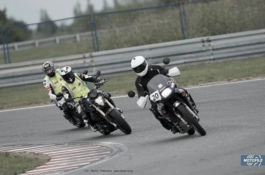 Odkrywając drogę stu zakrętów na motocyklu - najlepsze miejsca i cenne wskazówki