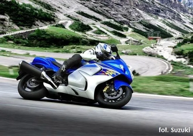 Przeciwskręt na motocyklu: jak skręcać pewniej i płynniej