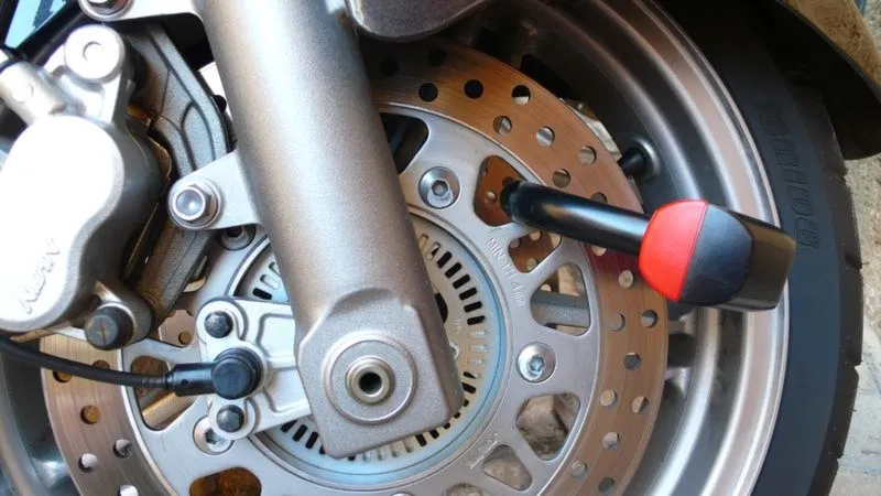 Skuteczne metody zabezpieczenia motocykla przed kradzieżą – co naprawdę działa?