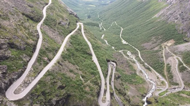 Trollstigen motocyklem – jak pokonać trasę bezpiecznie i bez stresu?