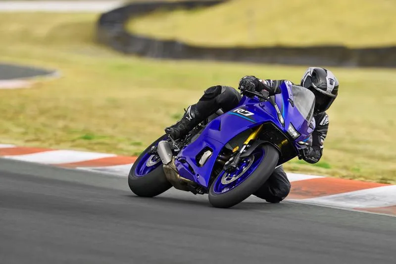 Konkurencja Yamaha R7