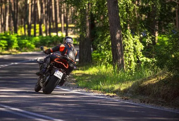 Przeciwskręt na motocyklu